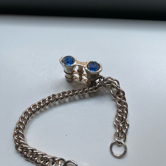 Vintage charm bracelet with binocular charm. - Picture 2 of 5